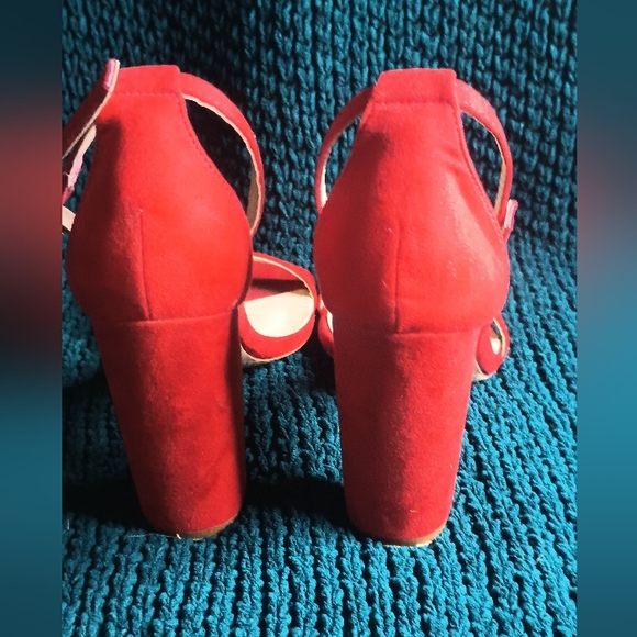 Red high heels - Picture 3 of 6